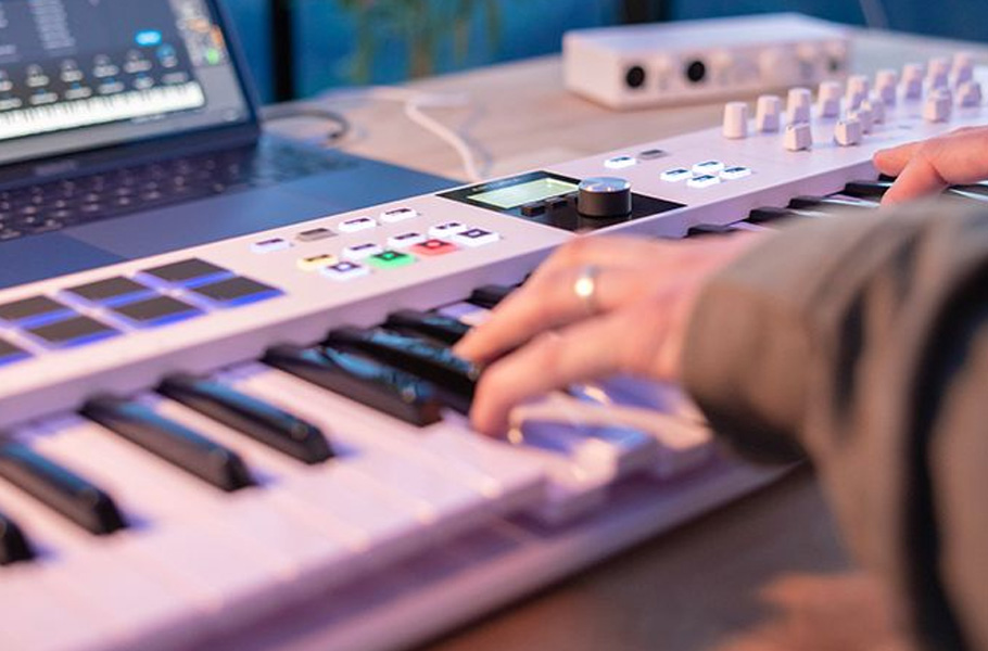 میدی کنترلر Arturia Keylab Essential 61 Mk3