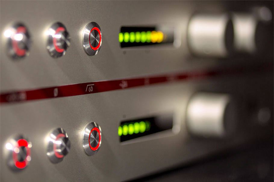 پری آمپ Neumann V 402