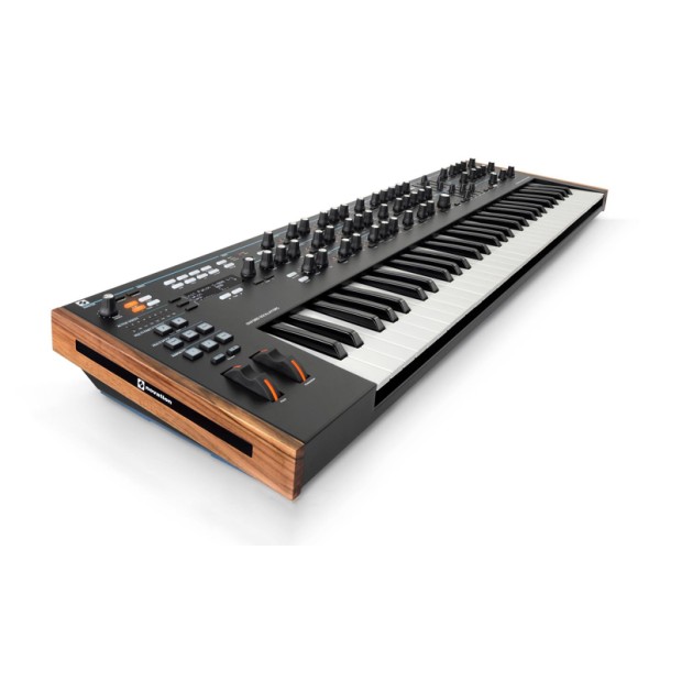 سینتی سایزر نویشن Novation Summit 61-Key