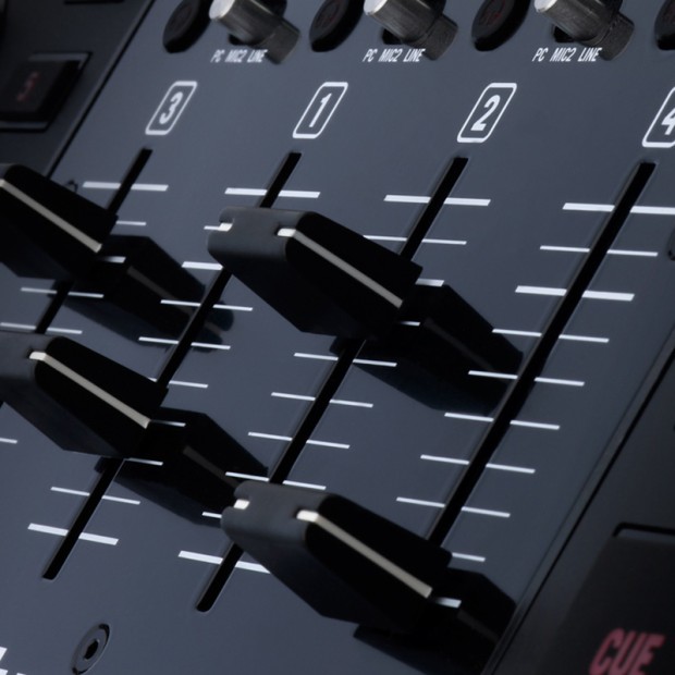 دی جی کنترلر نیومارک Numark NS7II