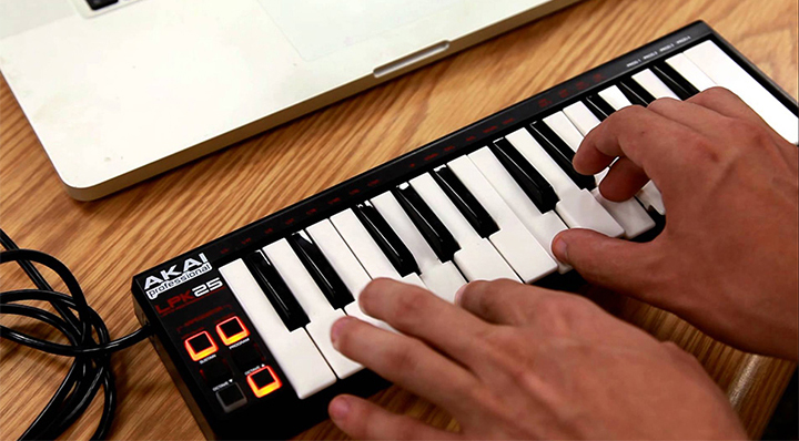 AKAI LPK25 میدی کنترلر