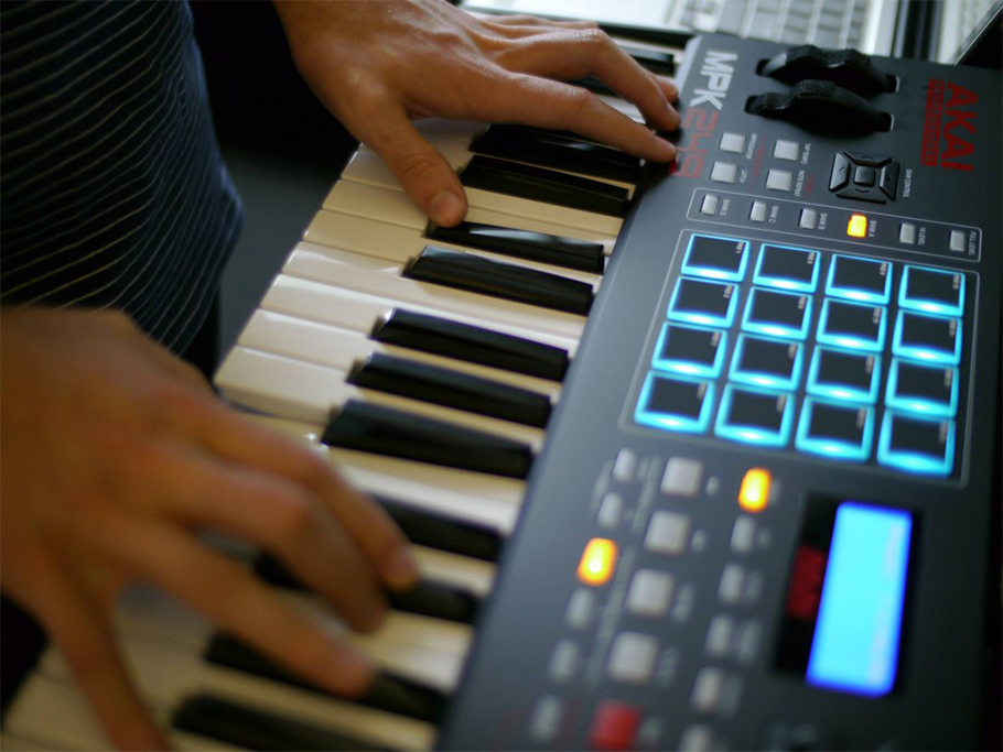 AKAI MPK249 میدی کنترلر