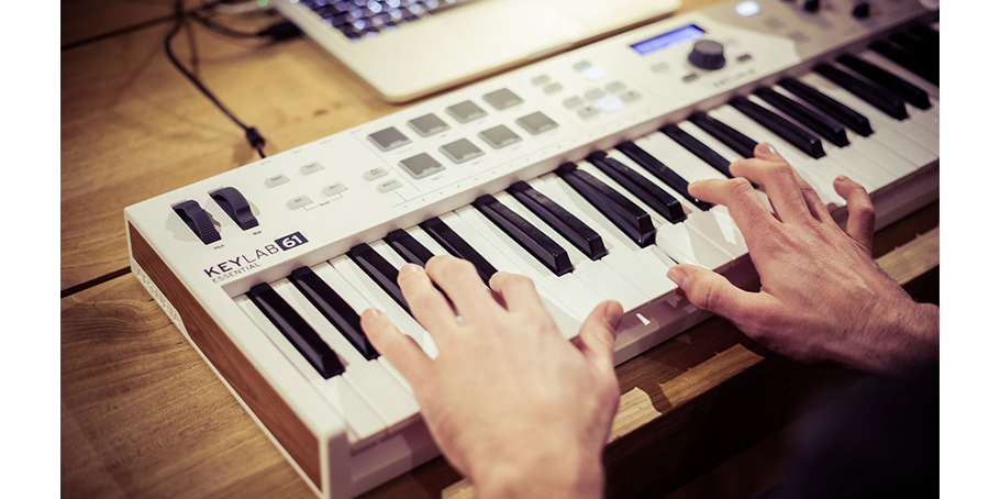 Arturia KeyLab Essential 61 میدی کنترلر
