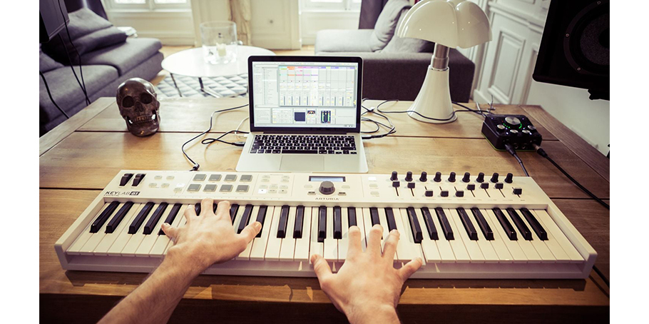 Arturia KeyLab Essential 61 میدی کنترلر