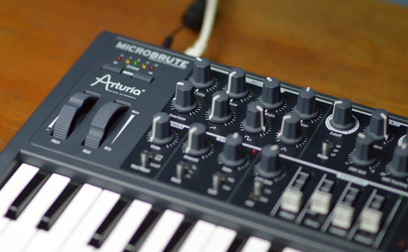 Arturia MicroBrute سینتی سایزر