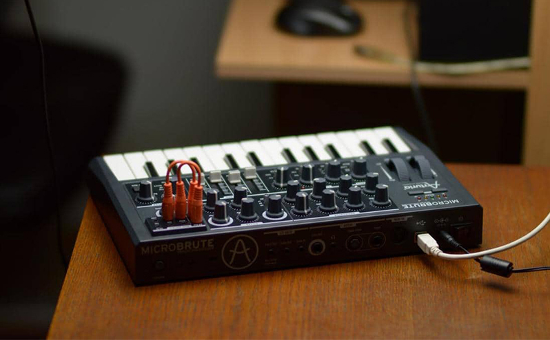 Arturia MicroBrute سینتی سایزر