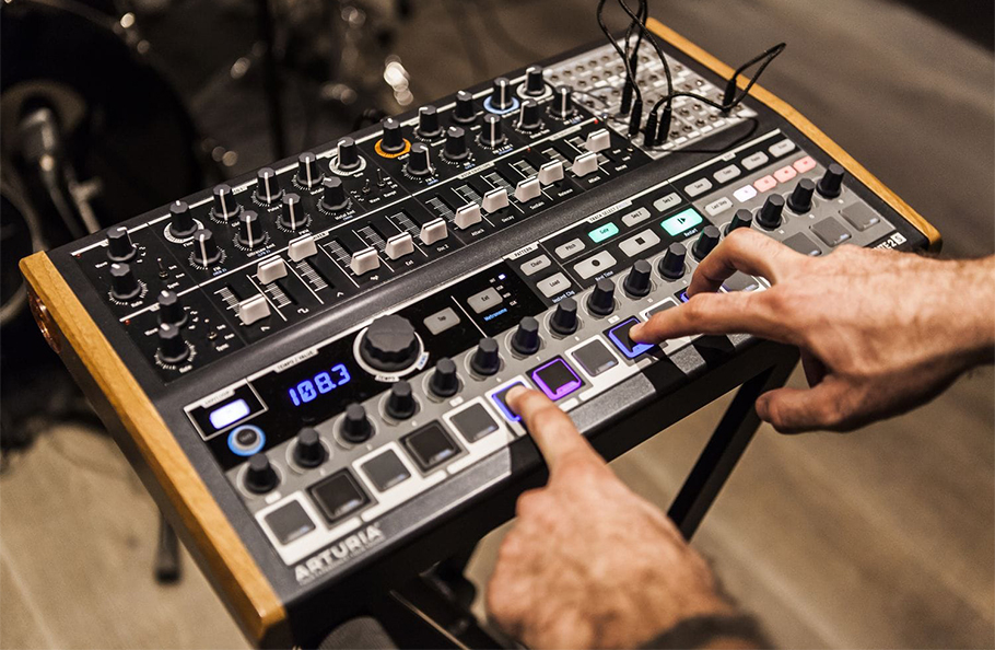  سینتی سایزر  Arturia MiniBrute 2S