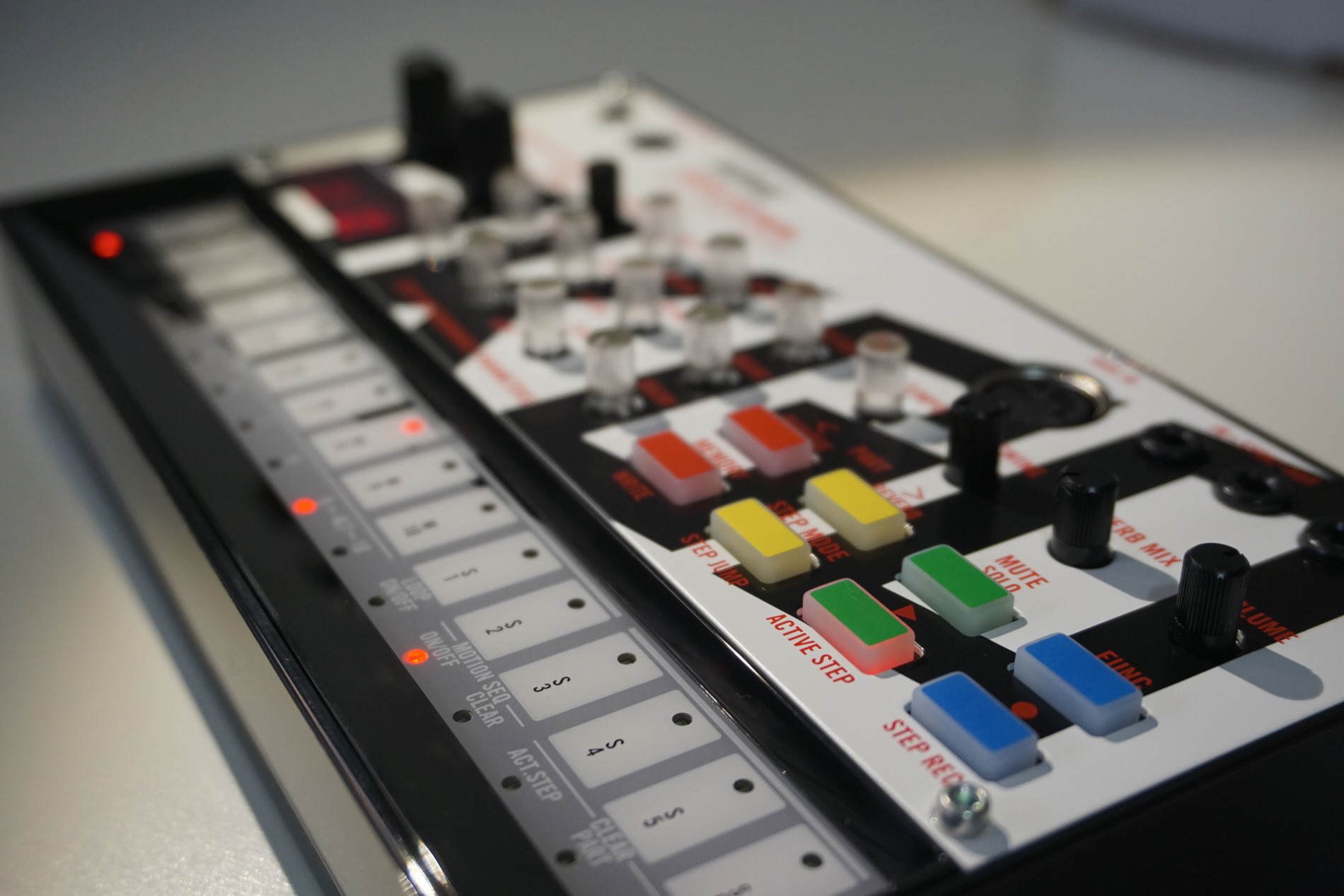 سینتی سایزر Korg Volca Sample - OK GO Edition