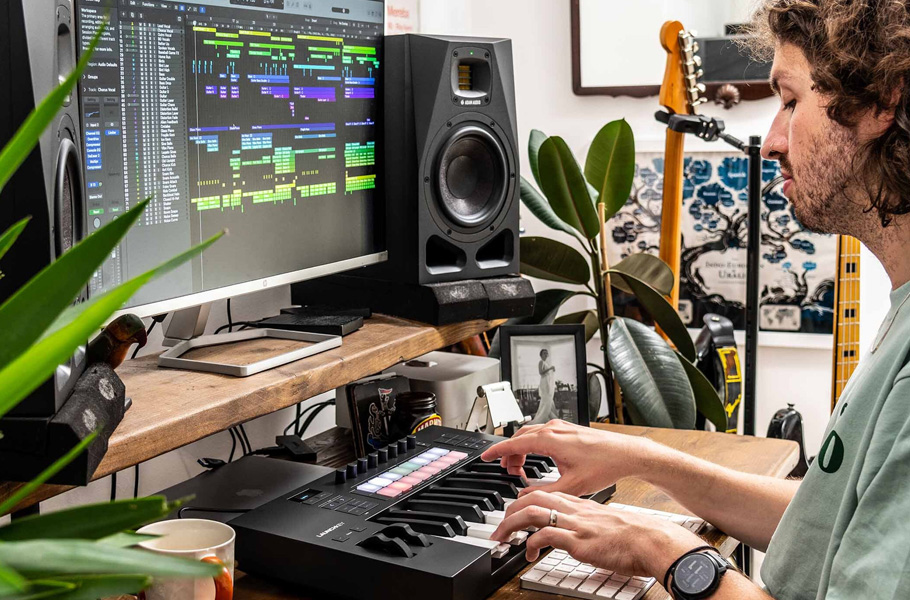 میدی کنترلر Novation Launchkey 25 MK4