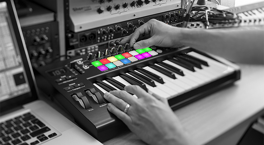 Novation Launchkey 25 MKII میدی کنترلر