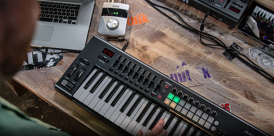 Novation Launchkey 25 MKII میدی کنترلر
