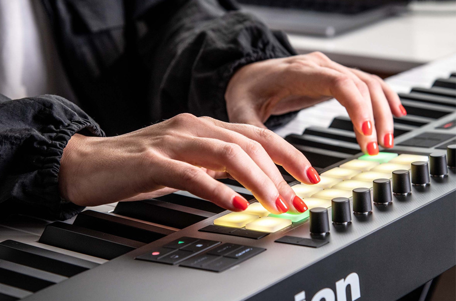 میدی کنترلر Novation Launchkey 61 MK4