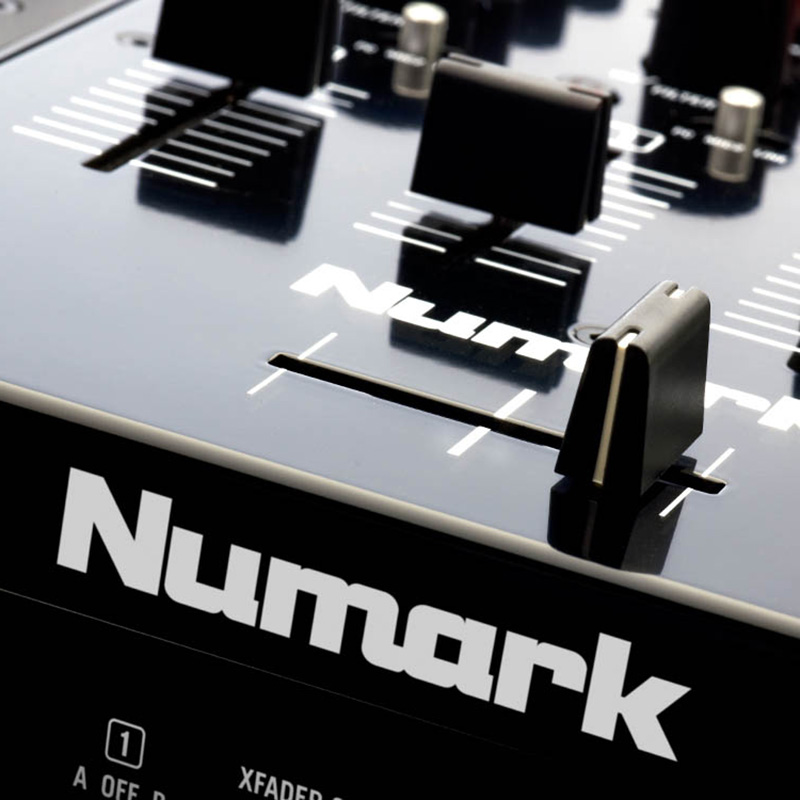 دی جی کنترلر نیومارک Numark NS7II