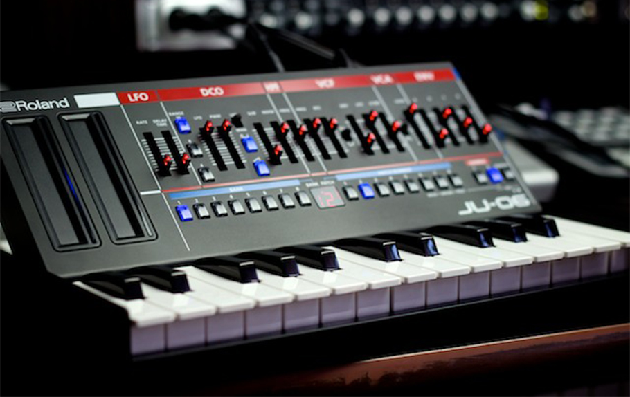 Roland JU-06 سینتی سایزر