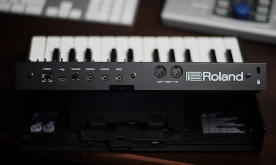 Roland JU-06 سینتی سایزر