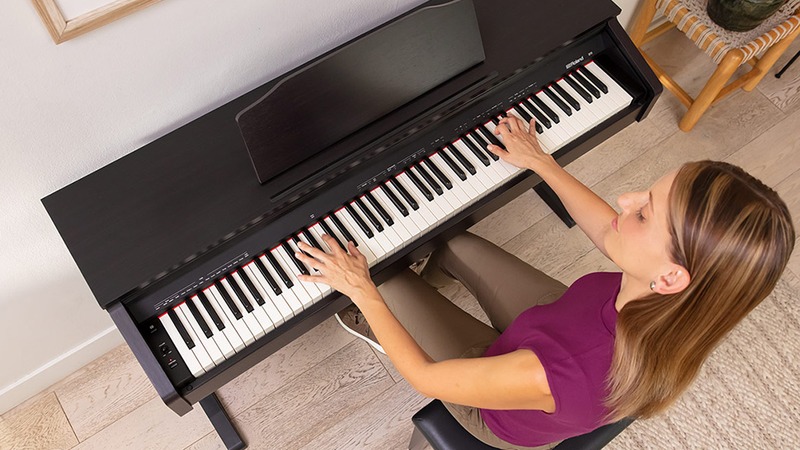 کلاویه‌ها و پنل کنترل Roland RP30