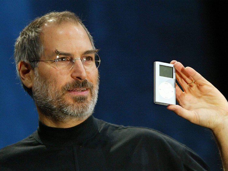 استیو جابز هنگام معرفی نسل نخست Apple iPod