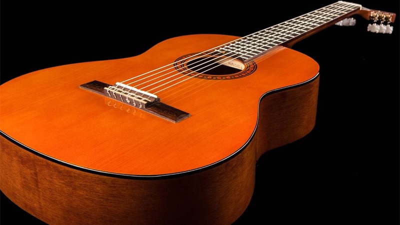 ابعاد سه‌چهارم گیتار Yamaha CS40 برای نوازندگان خردسال
