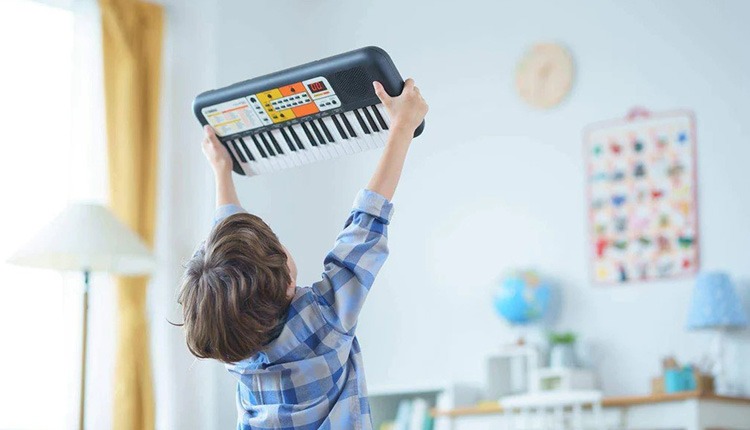 نوازندگی کودک با کیبورد آموزشی Yamaha PSS-F30