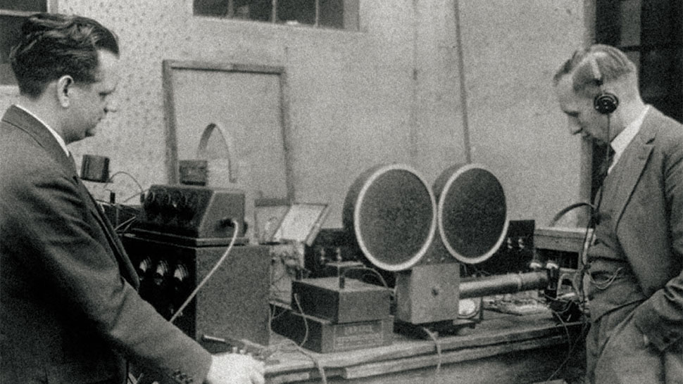 Georg Neumann (left) in the laboratory with Erich Kühnast